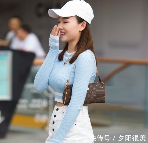 『小姐姐』街拍一位小姐姐,气质可爱甜美,她的一身装扮我多看好几眼!