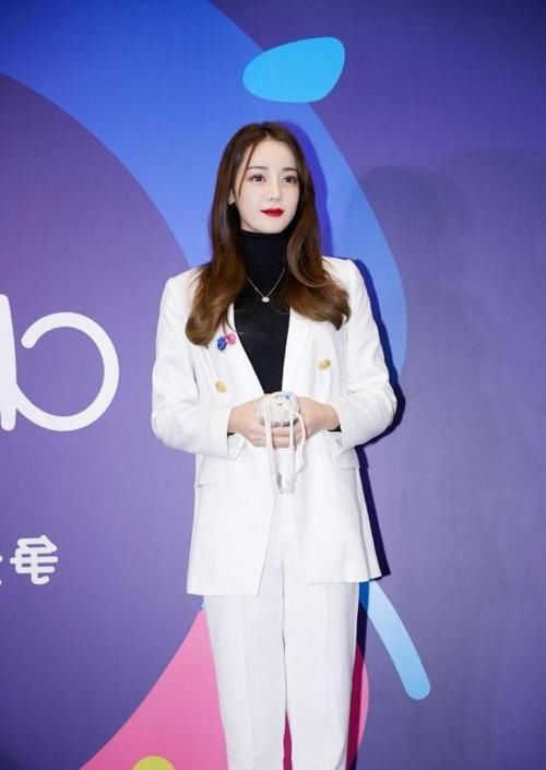  『美女』美女藏蓝色丝绒长裙外搭夹克衫，性感有魅力