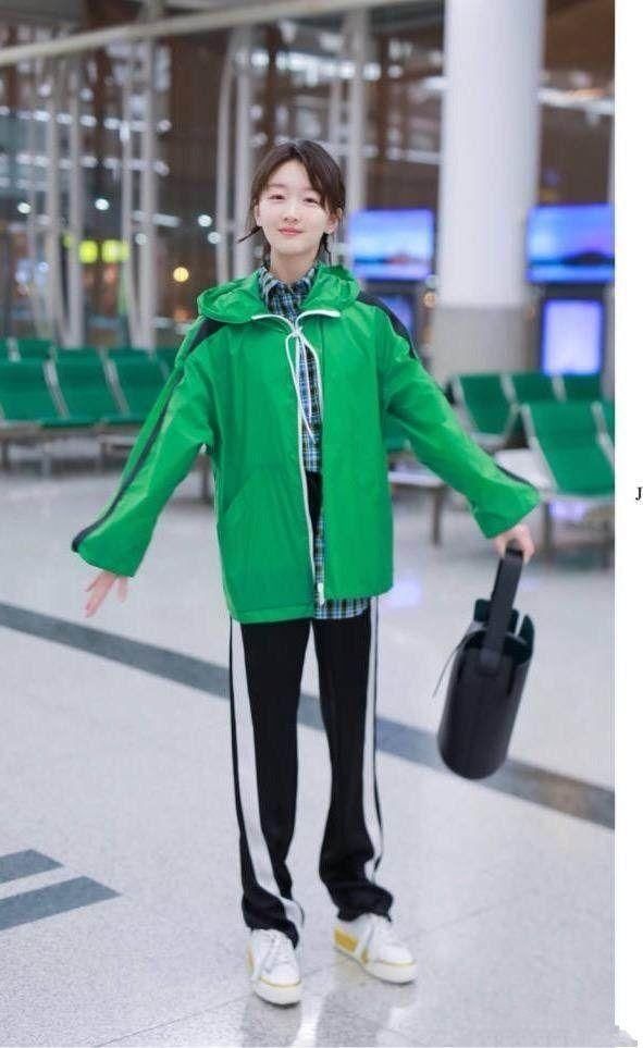 周冬雨把自己裹得严严实实,隔着屏幕都感觉到热!