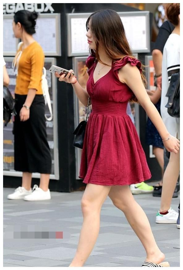 街拍：小姐姐身姿曼妙，一双美眼妩媚撩人