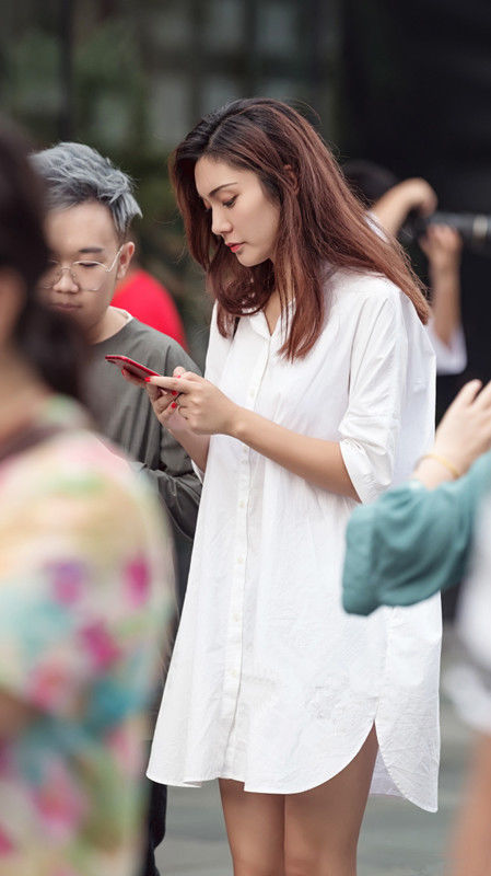 重庆街拍:超美的黄色碎花雪纺长裙搭配发夹，百花中的一枚美仙子