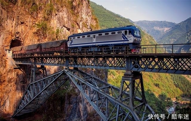 云南建筑大观:站在桥上望云岭