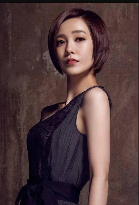 吴昕头发拉直后真的变得好美，可总是留着与众不同发型的女星是她