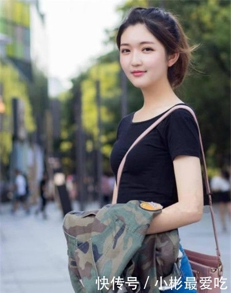 美女：美女穿着一身黑色的连衣裙，散发着一种成熟的美感与气质，街拍