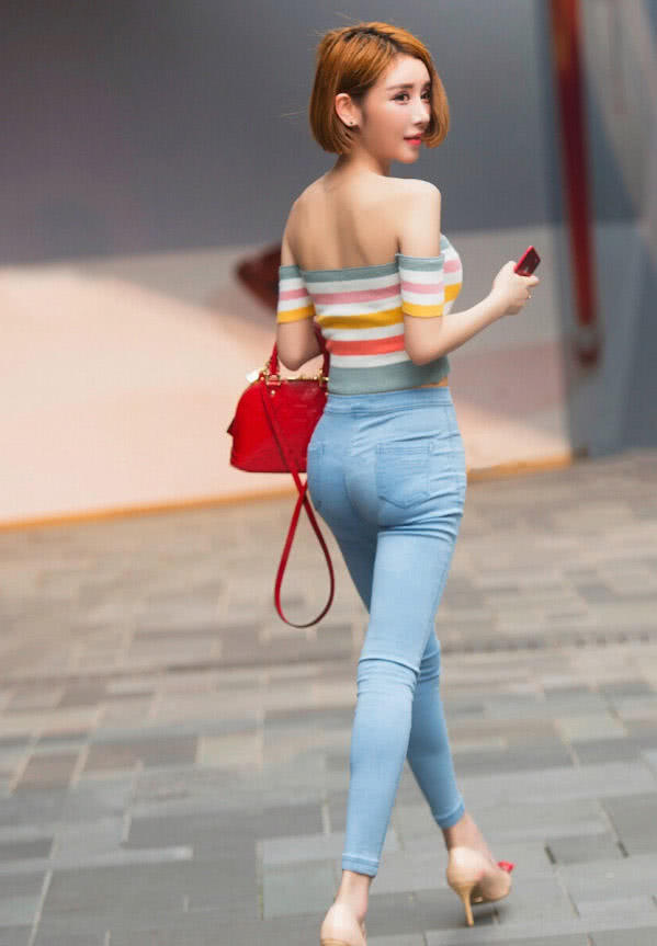 气质小姐姐紧身衣勾勒出傲人上围，劲爆的身材很有风情