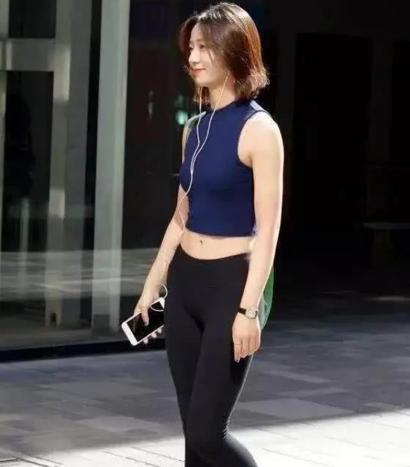  [俏丽]街拍：妍姿俏丽的美女，一件白色连衣裙外搭白色外套，时尚女神范