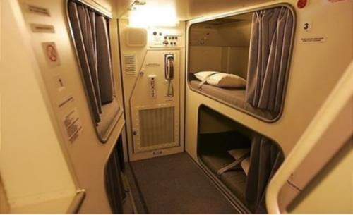 航班飞十多个小时，空姐在哪里睡觉呢？原来她们有个暗室