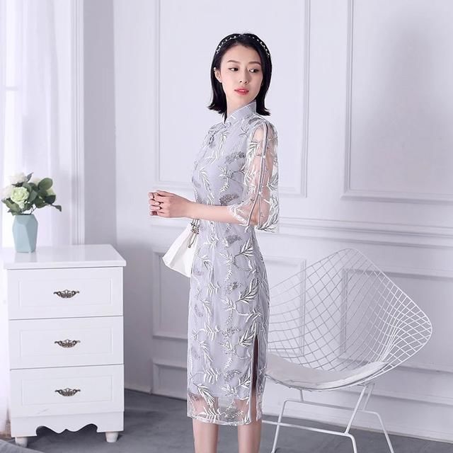 沉稳大气，干练知性，一袭灰色荷叶袖亮片绣花旗袍！