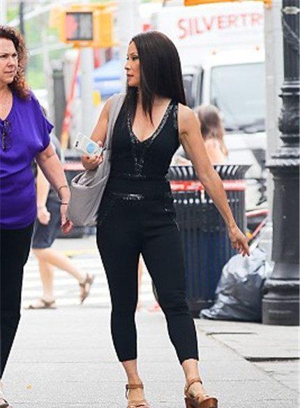 刘玉玲出席活动，穿紧身运动上衣撩发疾走大秀健美身材