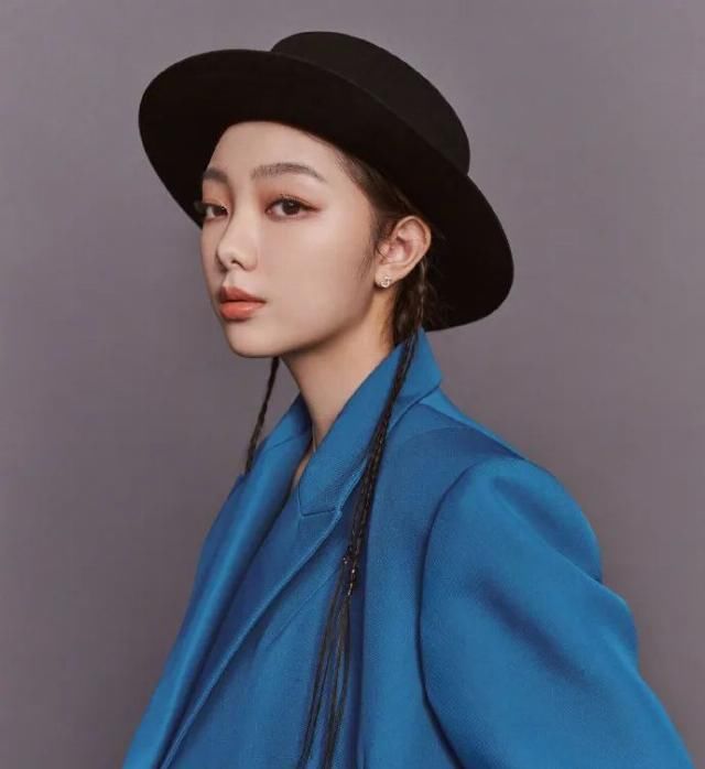  『牛仔单品』李紫婷到底穿了多短的内搭？短裙还要高开叉到臀部，美腿真惹眼