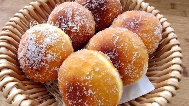 「香甜」一款不用烤箱也不用揉膜的老式豆沙面包,香甜松软,简单易学