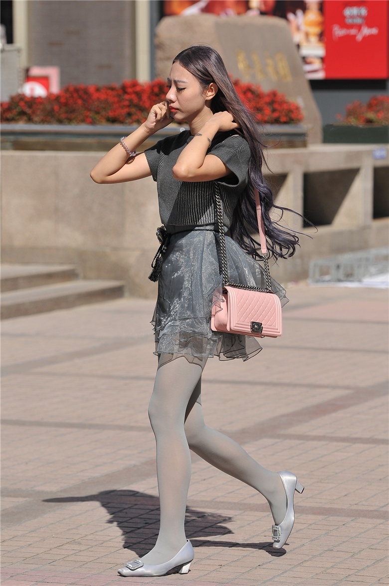 街拍：难得一见的灰丝细腿美女，女神雅典娜附体了