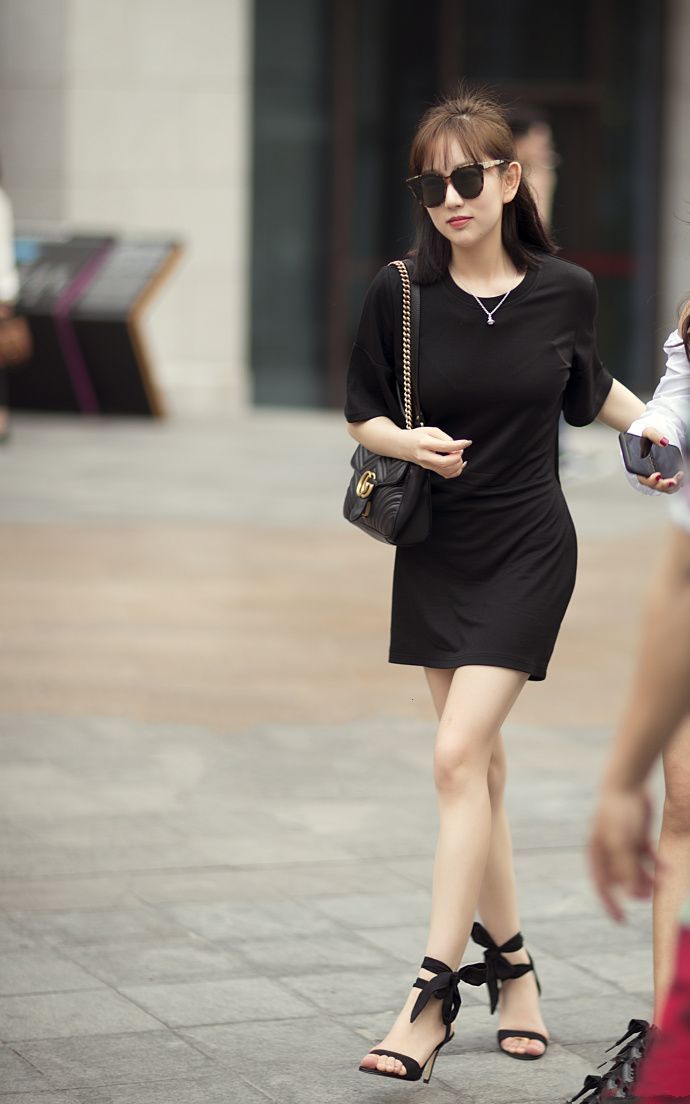 穿着紧身牛仔裤的美女，气质甜美又不失性感，打造女人姣好身段！