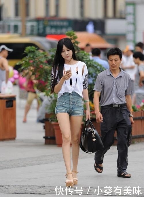 清纯■街拍美女:小姐姐干净如初,清纯甜美,漏空的T恤衫更显时尚!