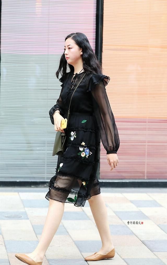  「自信」街拍：对美腿颇有自信的平底鞋美女