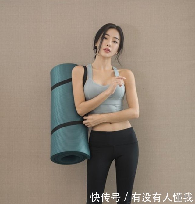 街拍美女紧身打底裤散发清新自然的气息，充满青春的时尚活力！