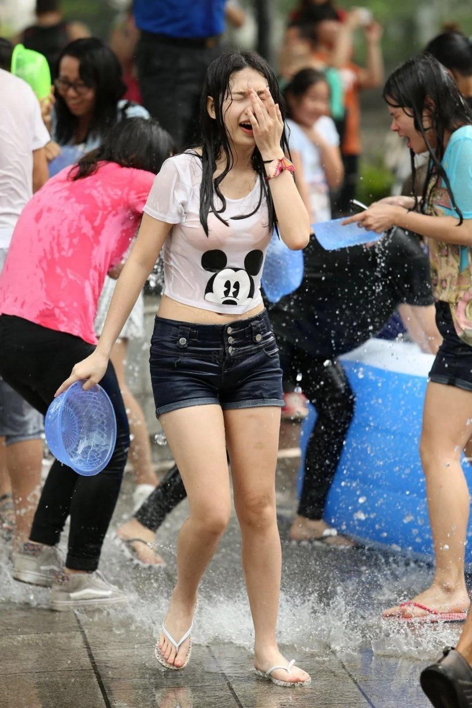 街拍泼水节湿透的大胸美腿少女