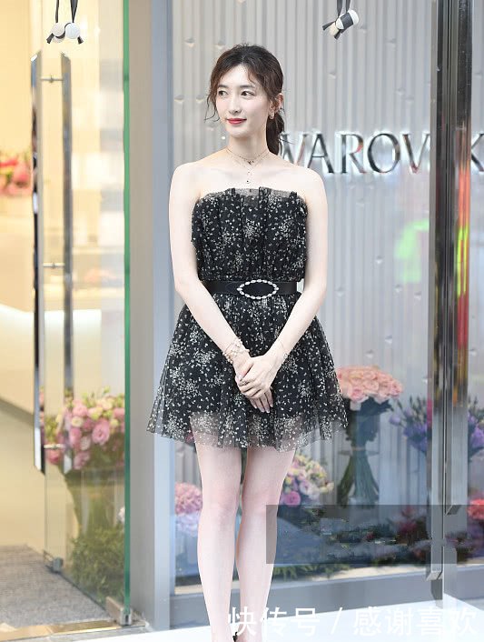 江疏影抹胸短裙，秀长腿变成优雅“黑天鹅”，露出一点很尴尬