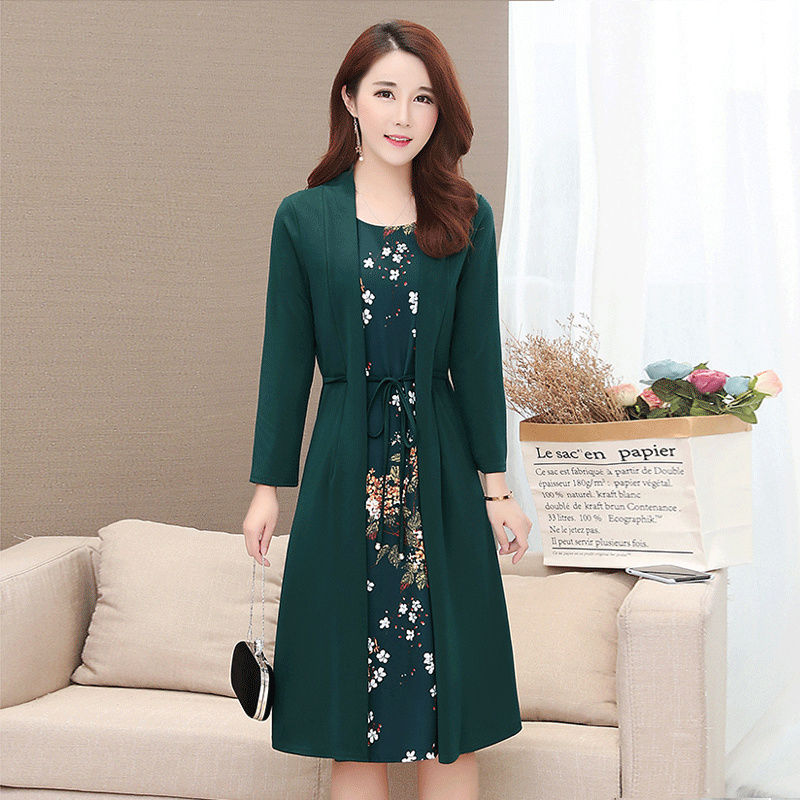 连旗袍都自愧不如的秋裙!70后美女国庆出游穿，都美得爆水管