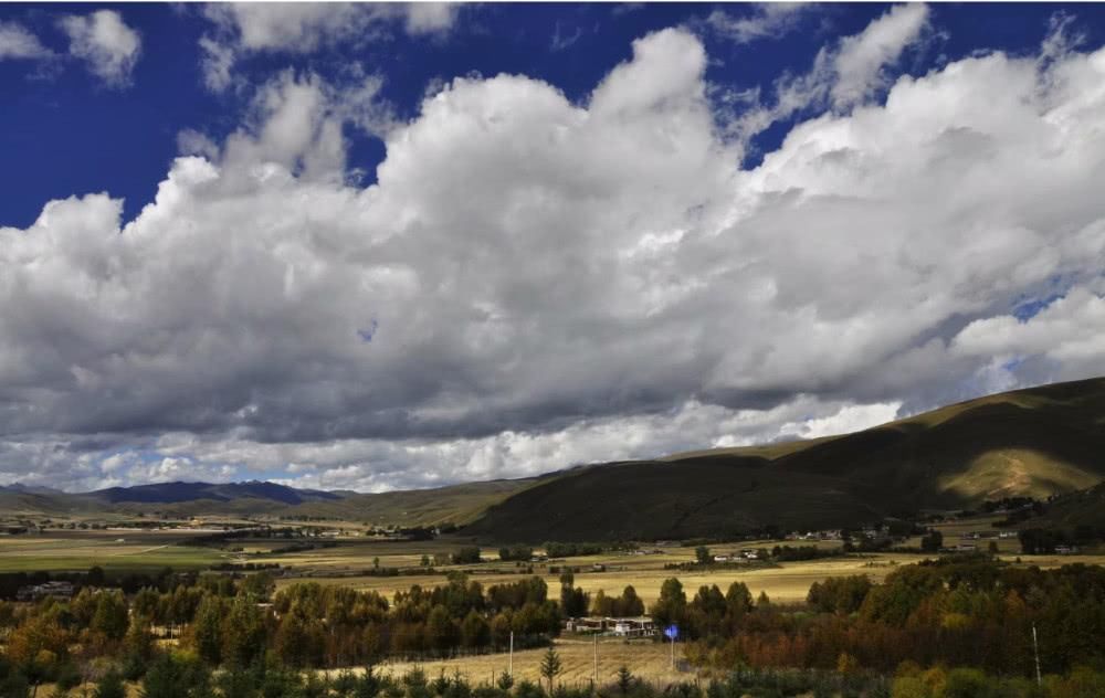 都去了稻城亚丁看神山，但亚丁景区旁边这座免费的山，你去过了吗