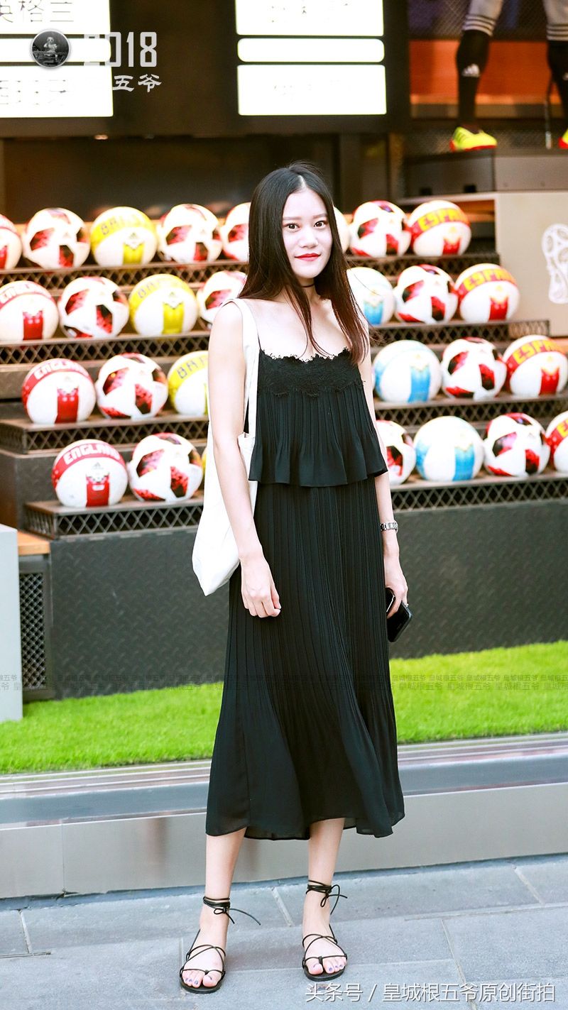 街拍:眼下时髦女人都这样穿，清凉迷人又显女人魅力