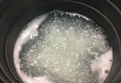  「美食」宅在家中吃美食：海鲜粥
