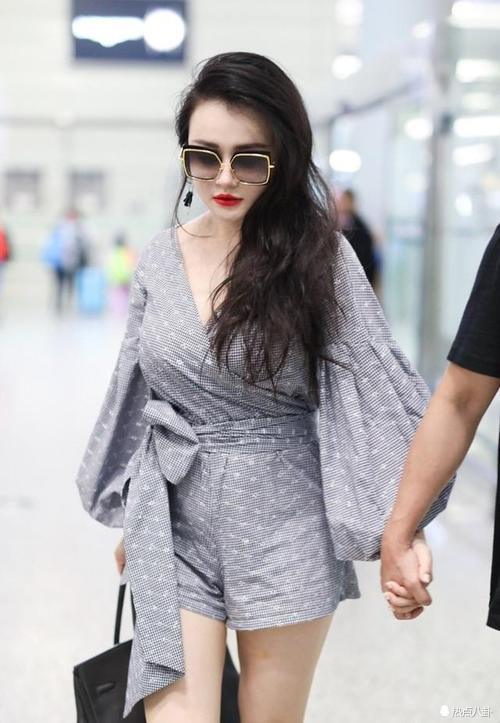 冉莹颖穿对了好惊艳,可粉涂太多被吐槽,网友:难怪邹市明盯着看