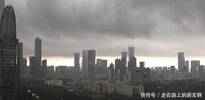快讯！“一秒天黑”深圳暴雨，暴雨雷电大风三预警生效中
