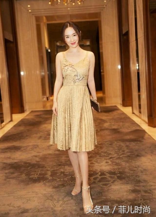 霍思燕裙子穿得这么短，好歹也拿块布遮一遮吧!何必把腿纽成麻花