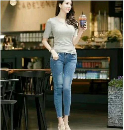 牛仔裤自带文艺复古的感觉，轻松打造你的优雅身姿