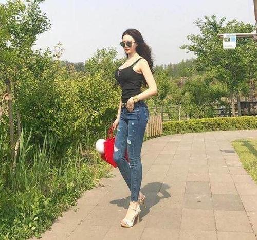 路人街拍，爱运动的紧身打底裤小姐姐，身材不是很匀称啊