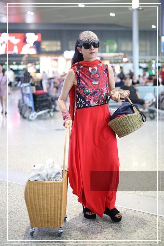 本以为杨丽萍的竹篮够奇葩的了，但看到窦靖童的木箱，我沉默了!