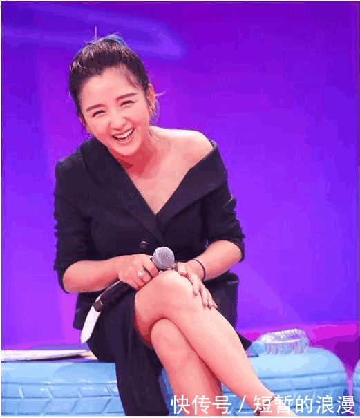 何洁现机场, 破烂裙子惹争议, 网友: 分分钟想扯掉下面那根绳!