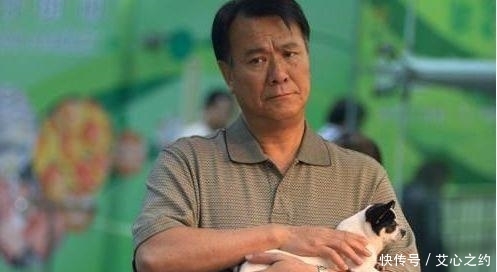现状■曾与周润发齐名,还骂周星驰像狗,现状凄惨老得熟人不敢相认!