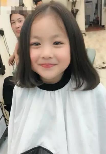 小女孩理发, 泪眼朦胧哭着不想剪短发 剪完笑的很开心