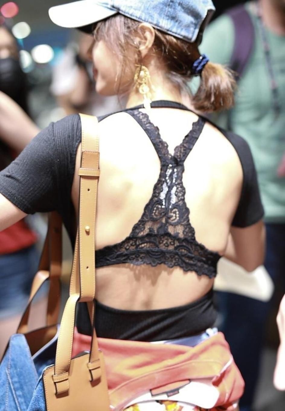 秀肩露背，下衣失踪，直接穿泳装出街，蔡依林的时髦一般人追不上