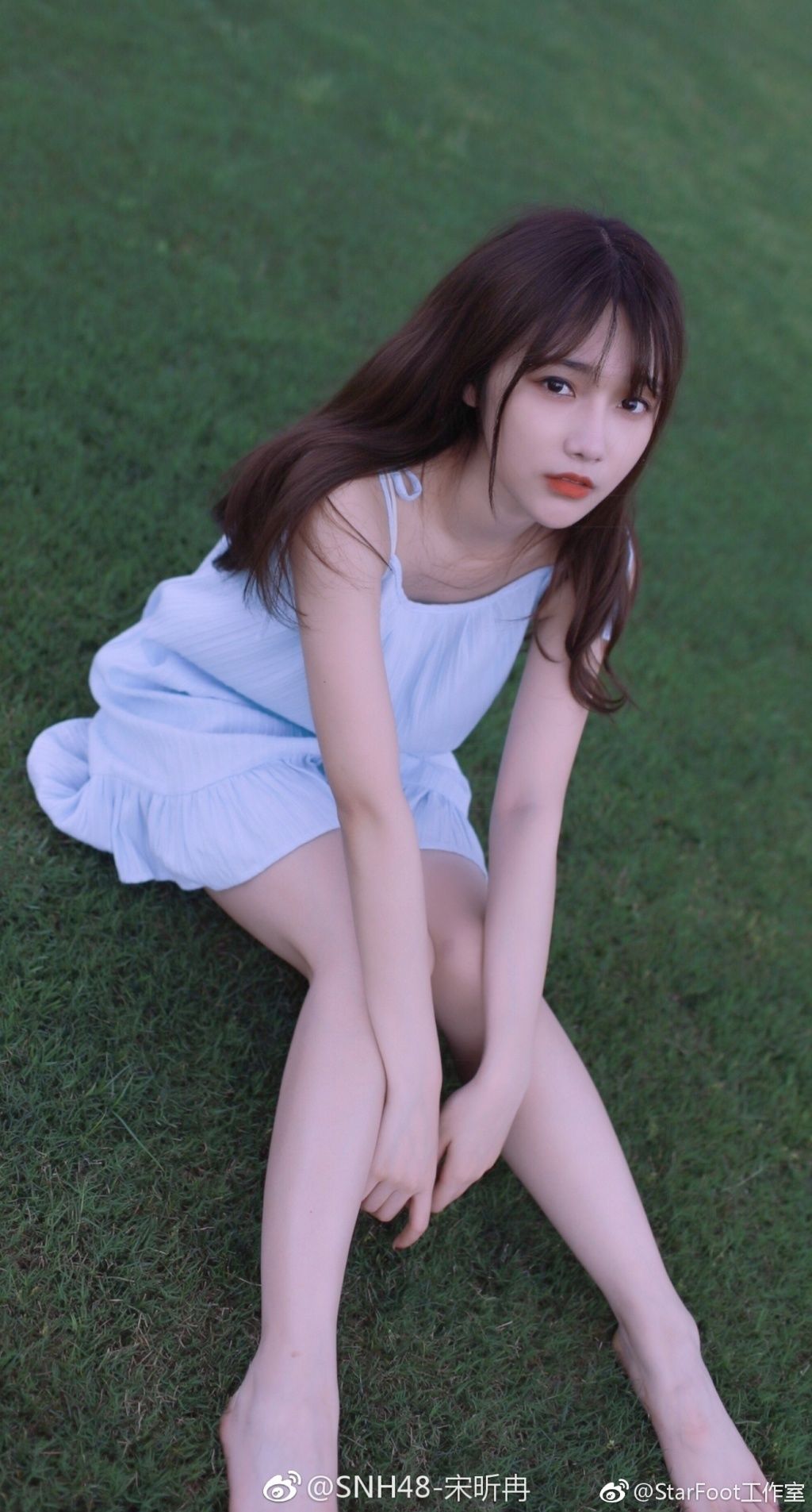 SNH48宋昕冉唯美写真，白色短裙衬托一双美腿 可爱而性感