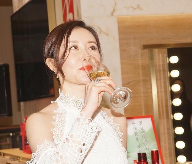 舒畅一改清纯形象，蕾丝装下美背一览无余！网友：真尴尬