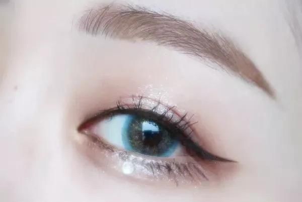 眼妆对于女生有多重要？看看整容级别的王菊就知道