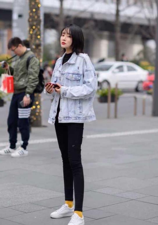  『纯净』街拍：身穿纯净白色裙装的女孩，身材苗条有致，温婉可人