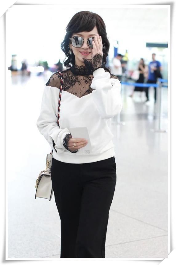 赵雅芝终于不扮嫩,蕾丝上衣老态尽显,网友:这才是63岁该有的样