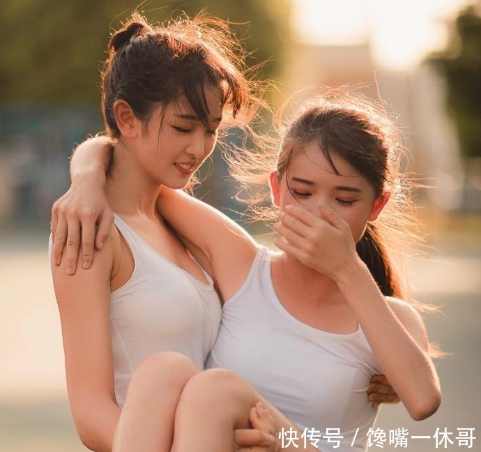  「会显得」街拍能抱得动闺蜜，小姐姐健身效果很显著啊！