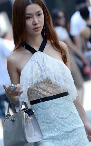 街拍: 镂空白纱裙的时尚美女, 不化妆都这么漂亮