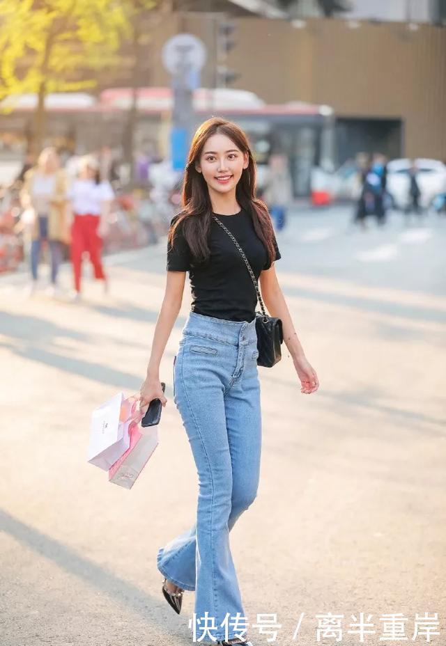  「凸显出」美女脚上穿着一双高跟鞋，凸显出她那修长的下半身，显高又显气质