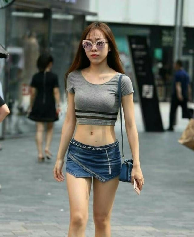  美女|路人街拍: 小蛮腰美女穿上露脐装, 气质满满