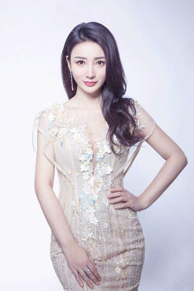 黑色上衣遮不住柳岩性感身材，网友：谁叫她骨子里就是“妖精”呢