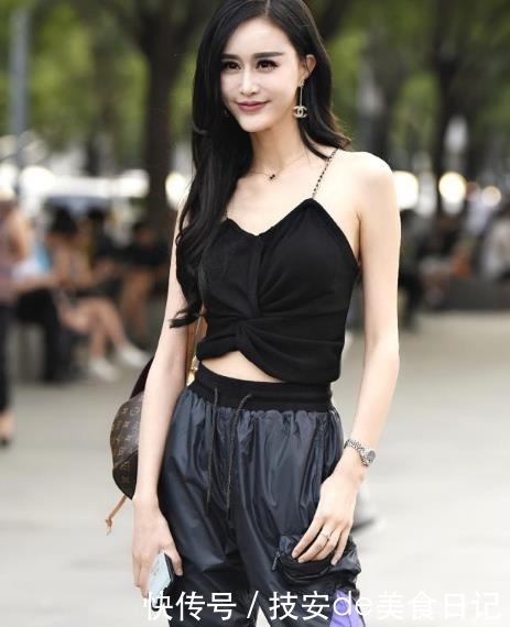  「美女」街拍美女：修身曼妙的紧身吊带裙，让小姐姐看起来时尚又大方！