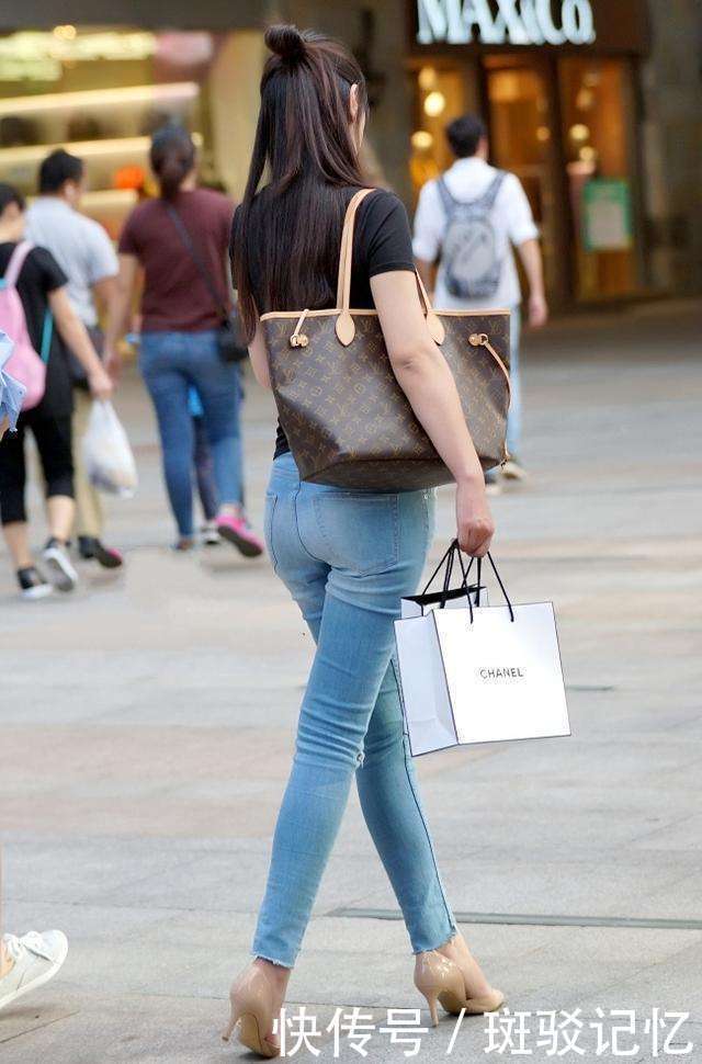 街拍：图三漂亮的短发小姐姐红黑搭配很时髦，装束也很有味道