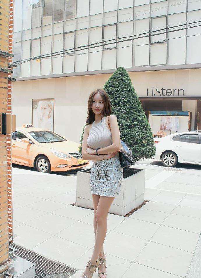 紧身上衣配紧身包臀裙, 好身材完美展现出来了