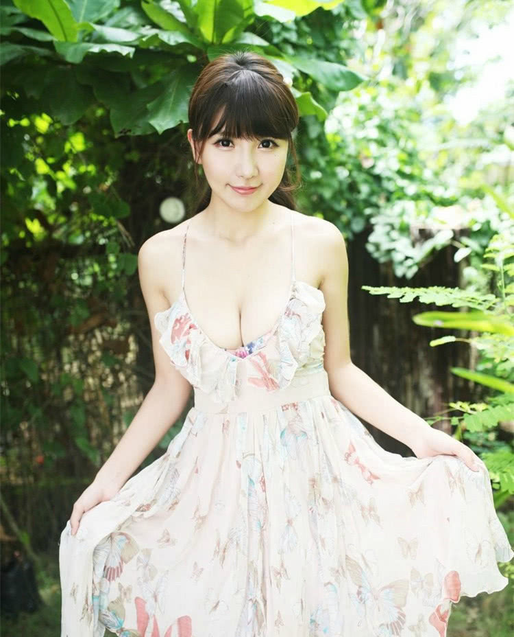 街拍：穿着青春天生丽质的小姐姐，显迷人身段非常好看！